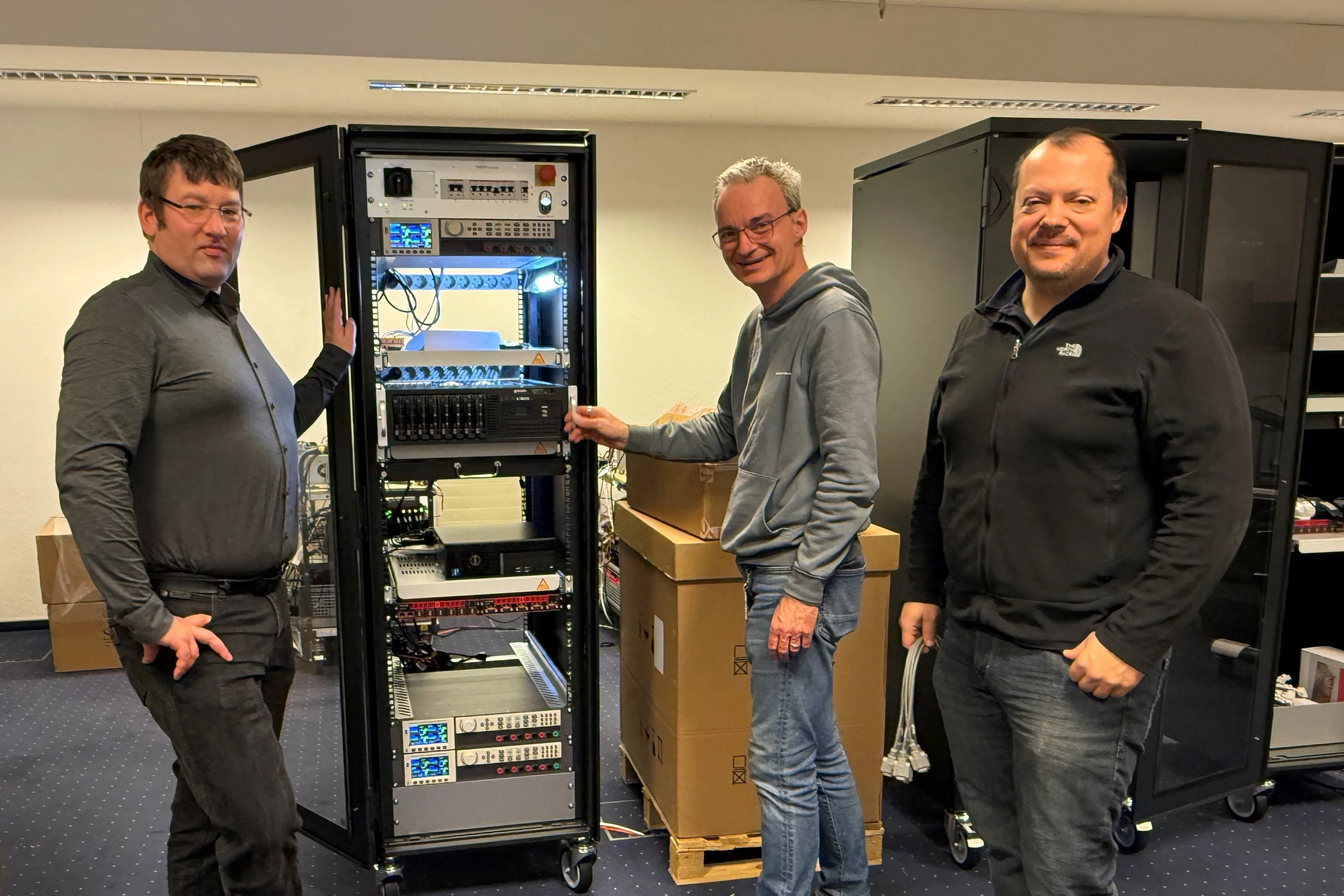 Mehrere Kollegen stehen vor hardware rack